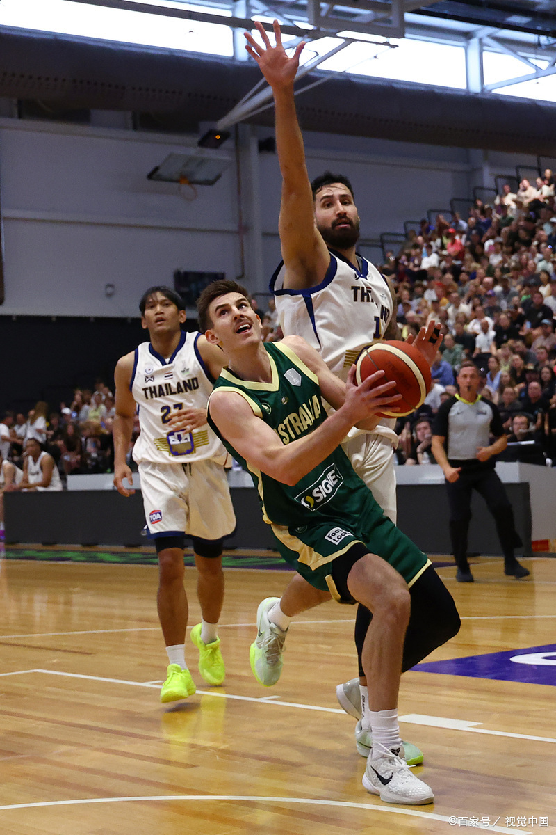 勇士轻取四川队,利拉德高光表现 勇士轻取四川队,利拉德高光表现