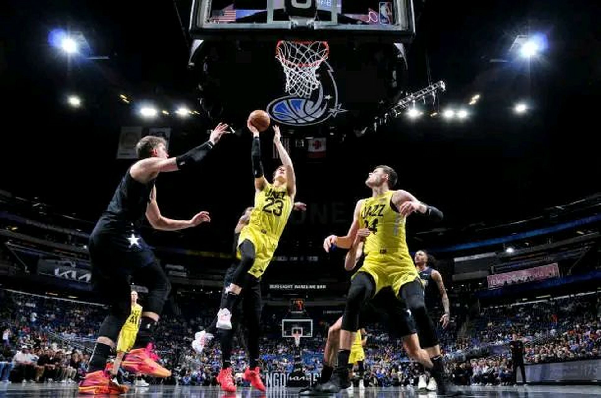 魔术完胜爵士,胡金秋带队取胜 魔术完胜爵士,胡金秋带队取胜