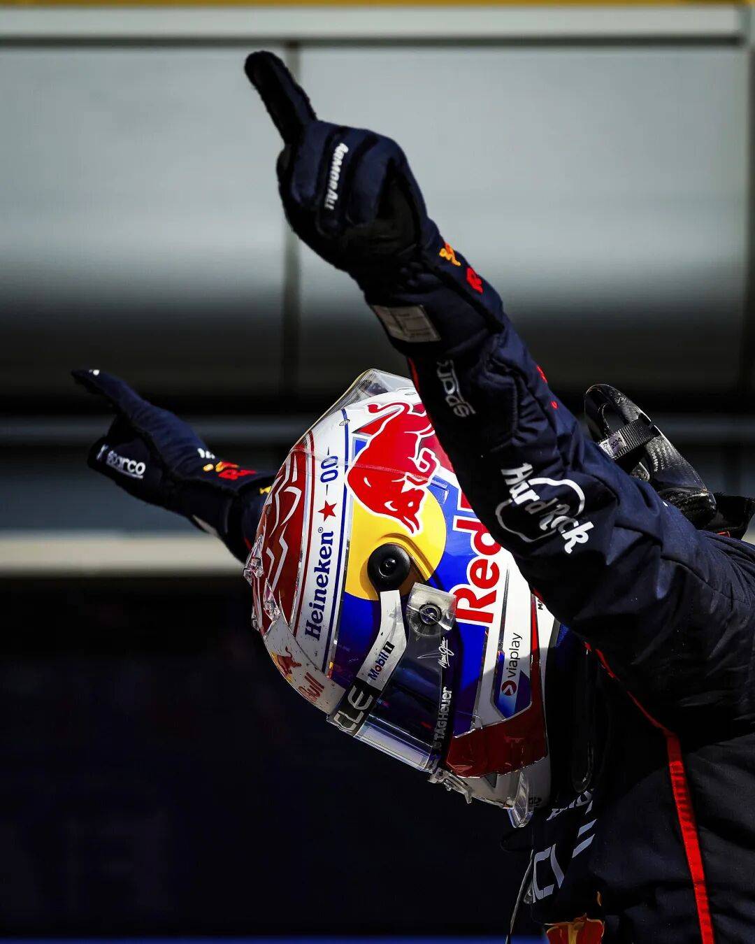 雷诺车队逆转阿斯顿马丁，维斯塔潘点燃赛场