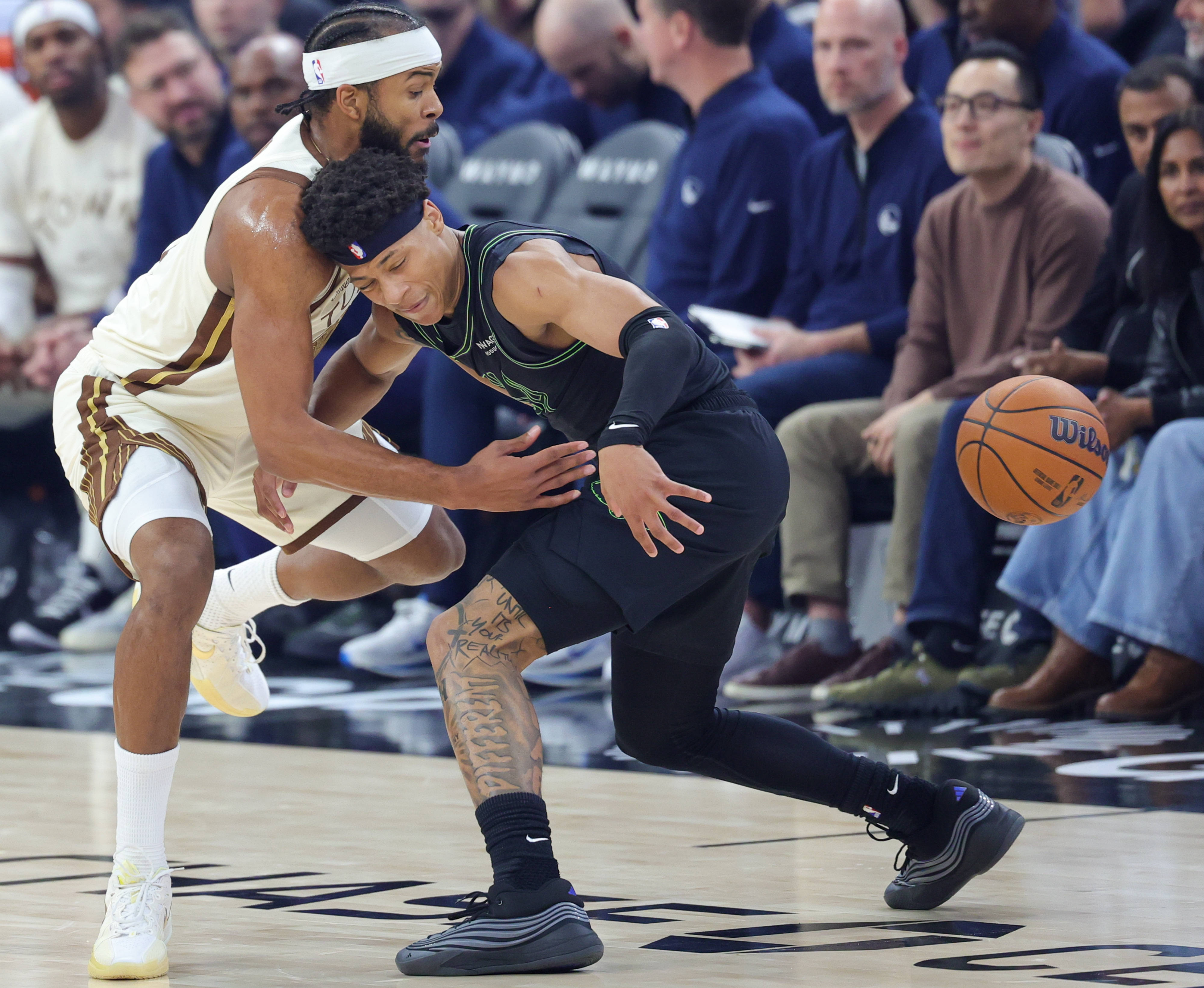 鹈鹕完胜掘金,詹姆斯点燃赛场 鹈鹕完胜掘金,詹姆斯点燃赛场