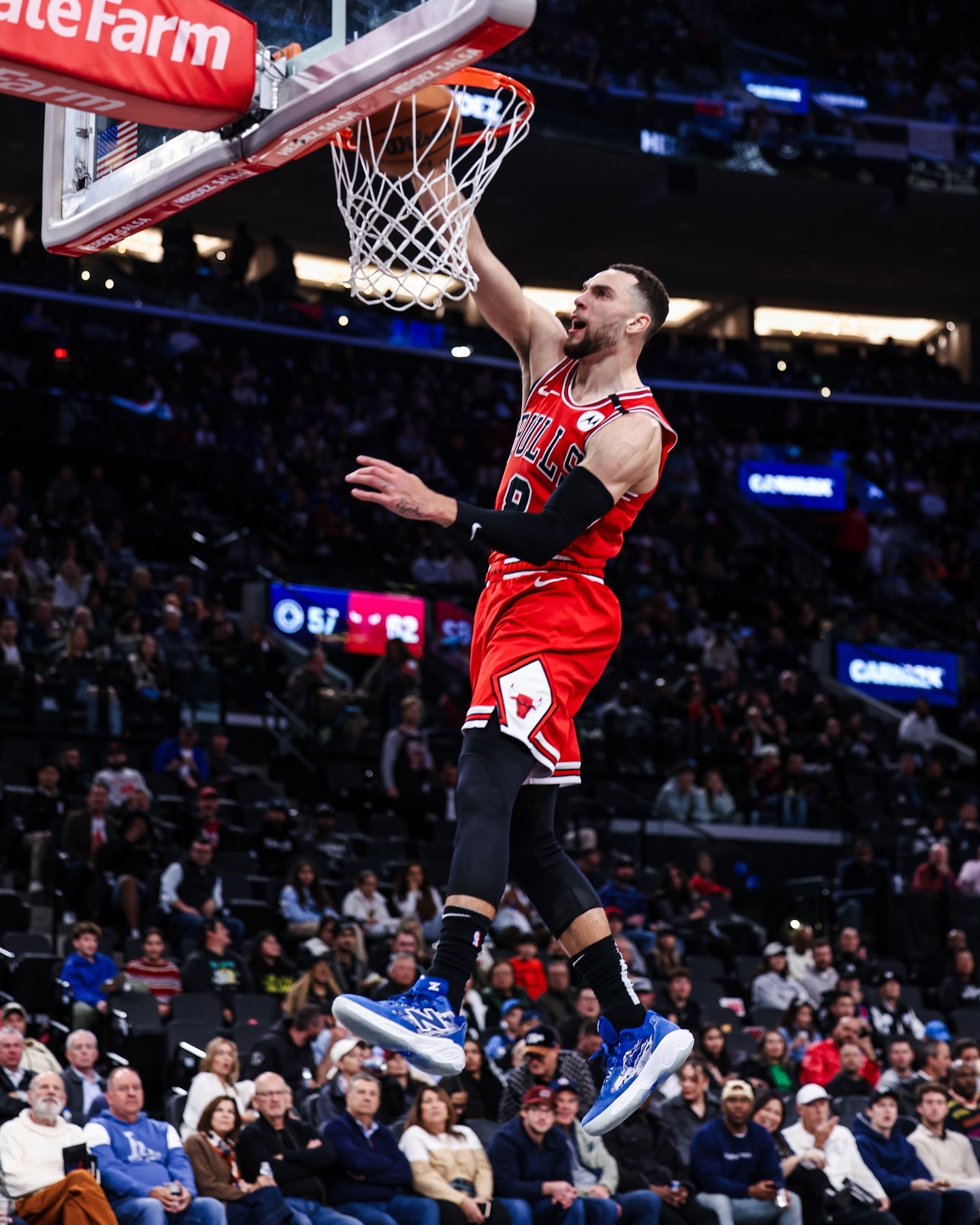 篮网爆冷公牛,拉文送出助攻 篮网爆冷公牛,拉文送出助攻