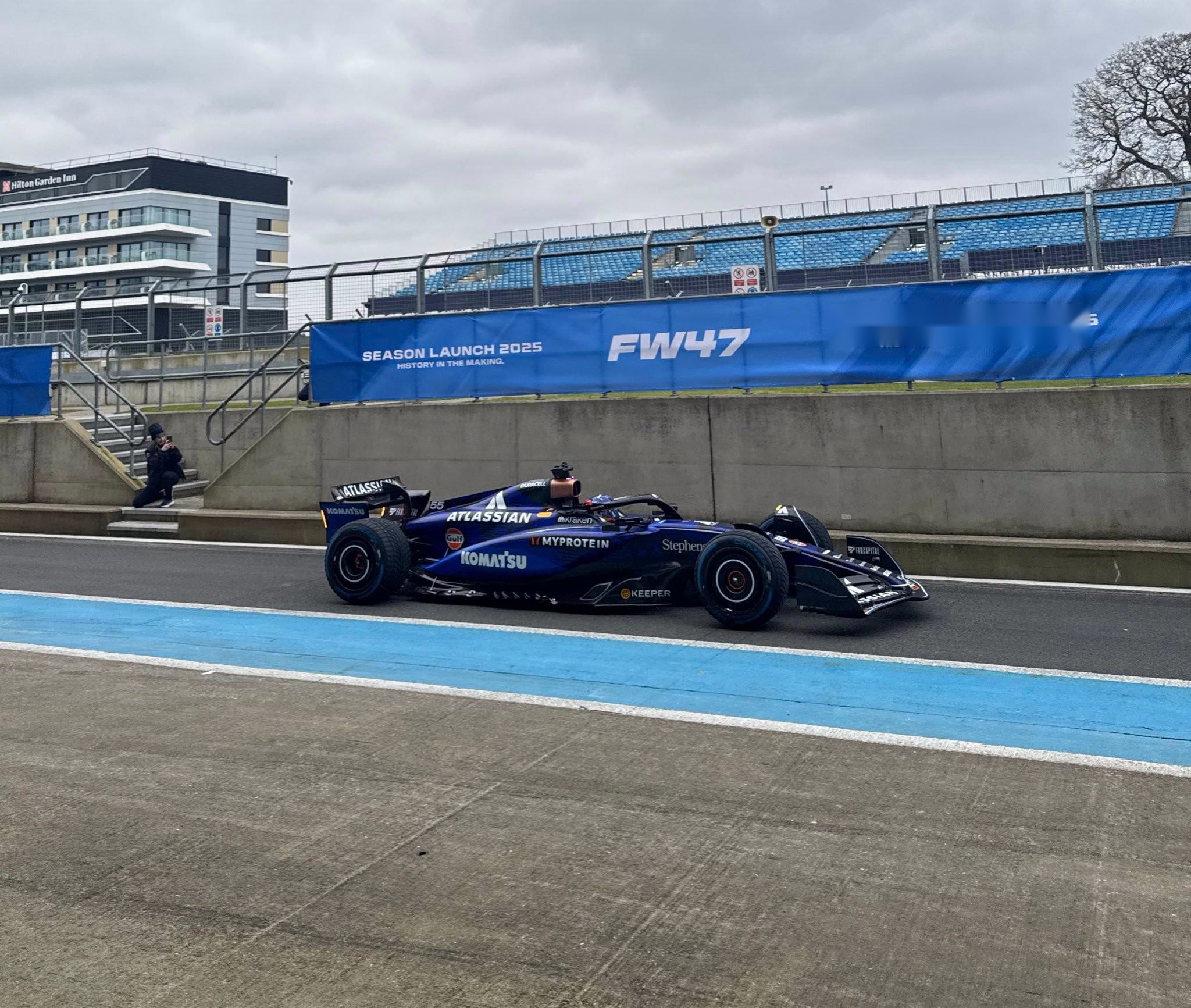 法拉利完胜哈斯车队，塞恩斯扛起全队