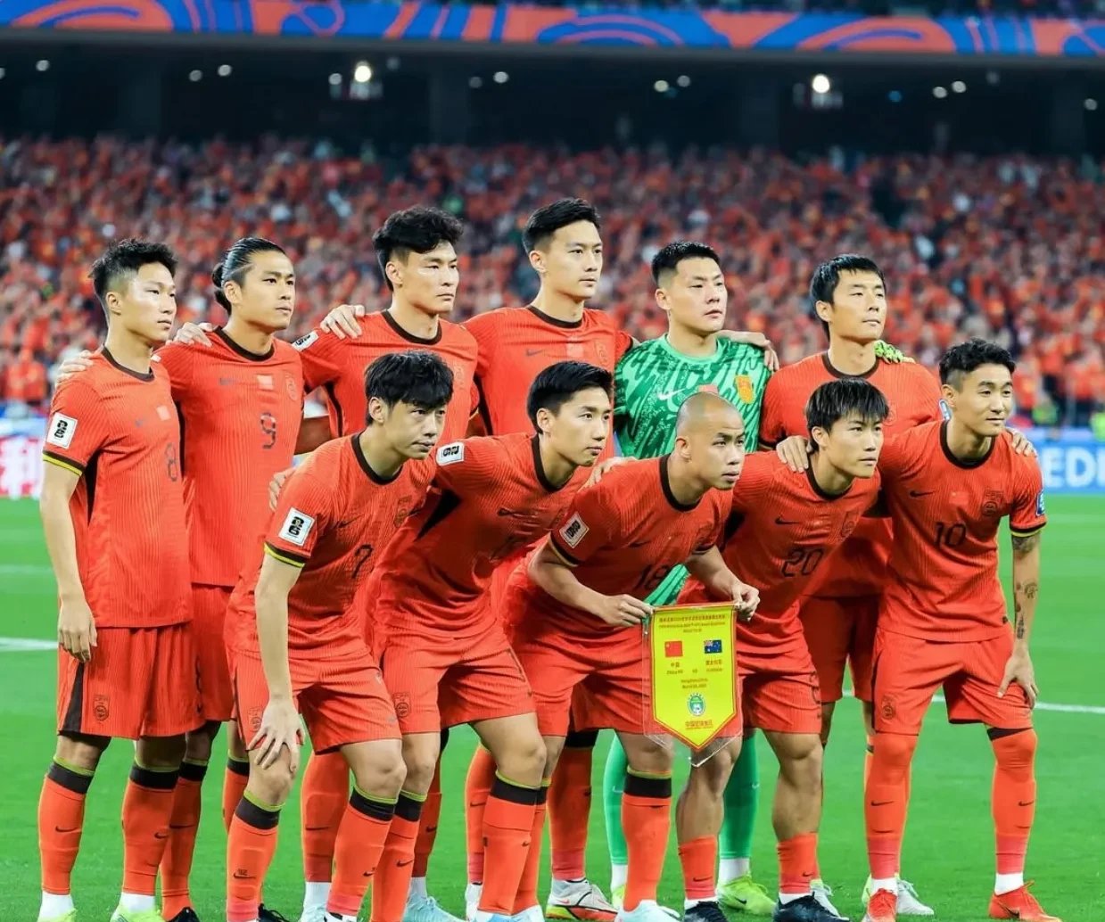 顶尖国内足球赛场上掀起热潮，球队实力对决