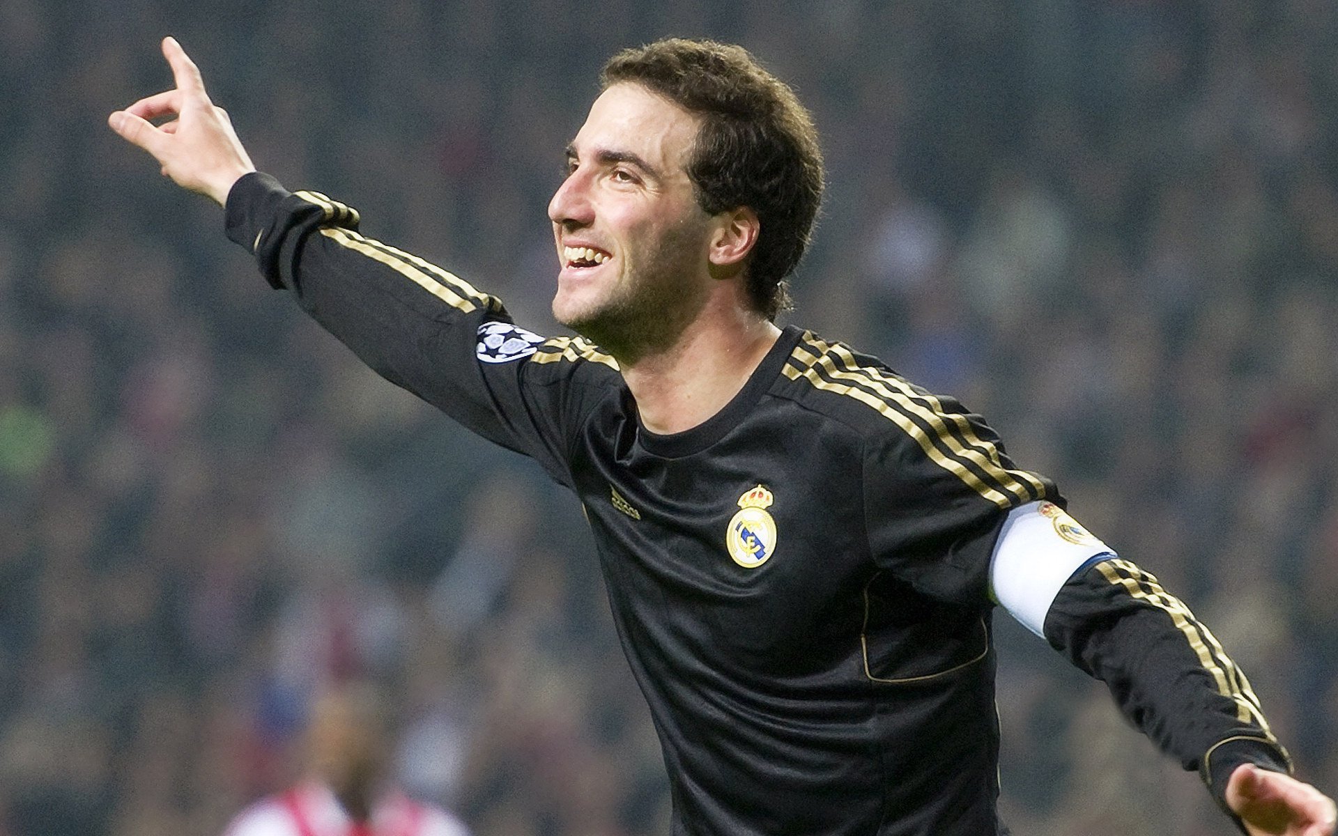 F1新赛季揭幕战焦点战，赛场外的伊朗掀翻日本更震撼？